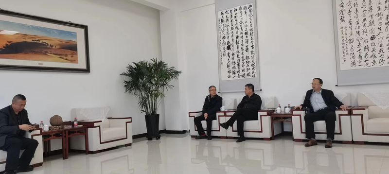 公司與哈密市政府領(lǐng)導(dǎo)洽談公司新疆發(fā)展思路，加大助力新疆能源發(fā)展！